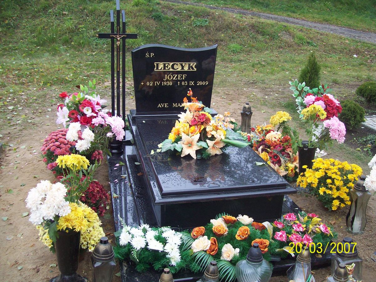 podwójny grób obstawion wiązankami i kwiatami
