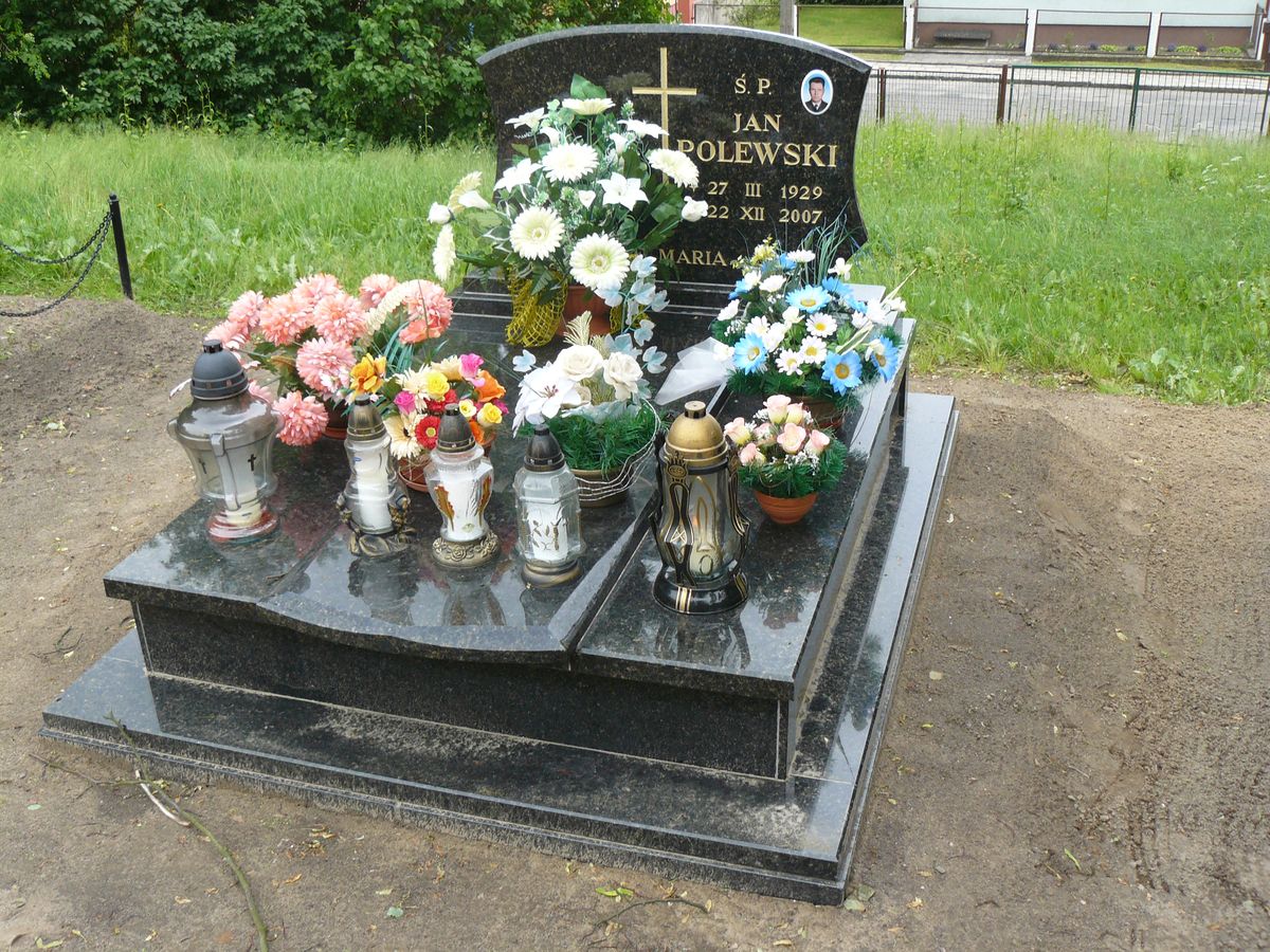 grób rodzinny podwójny, zadbany, obstawiony kwiatami