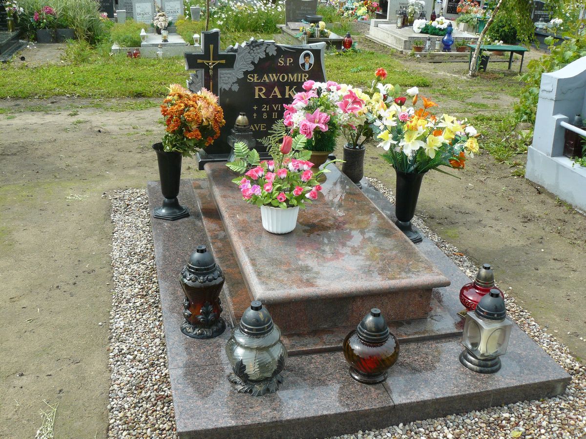 grób jednej osoby, zastawiony kwiatami, kamienny