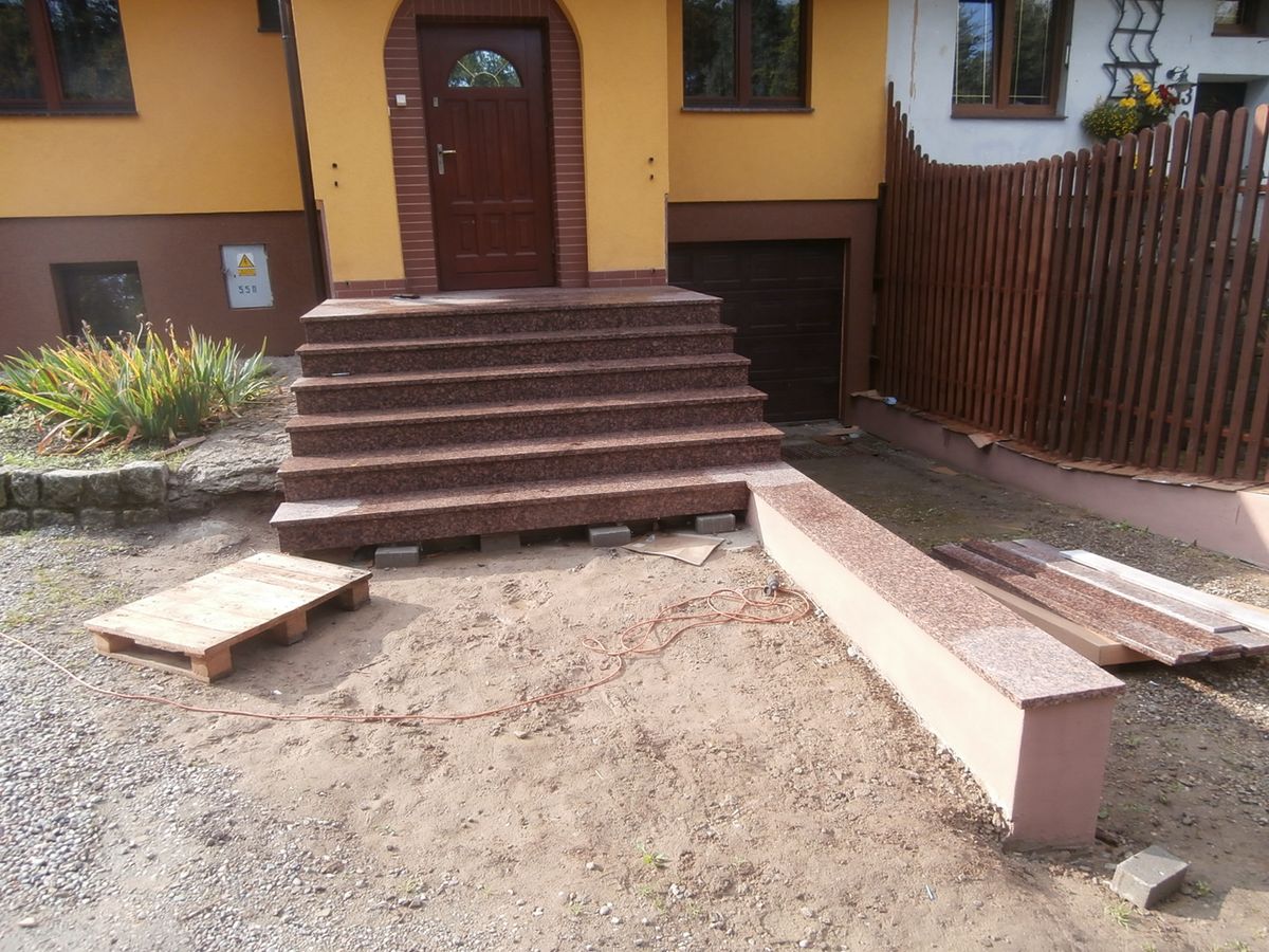 schody przed domem kamienne