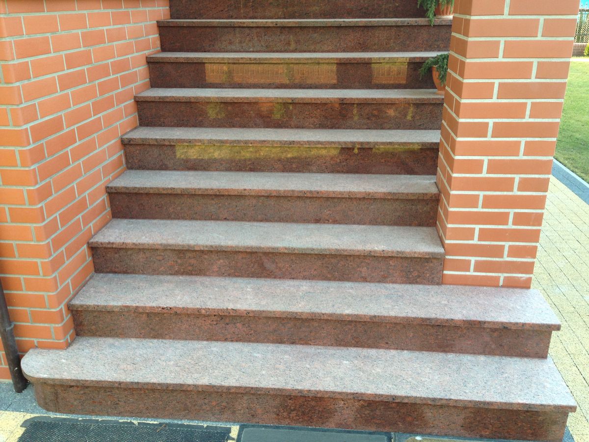 kamienne schody prowadzące do domu