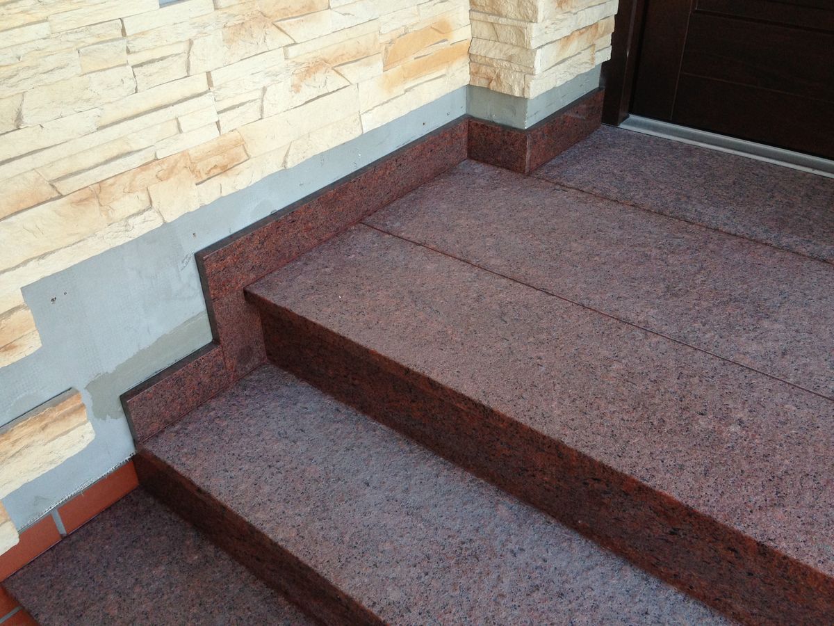 granitowe schody na zewnątrz