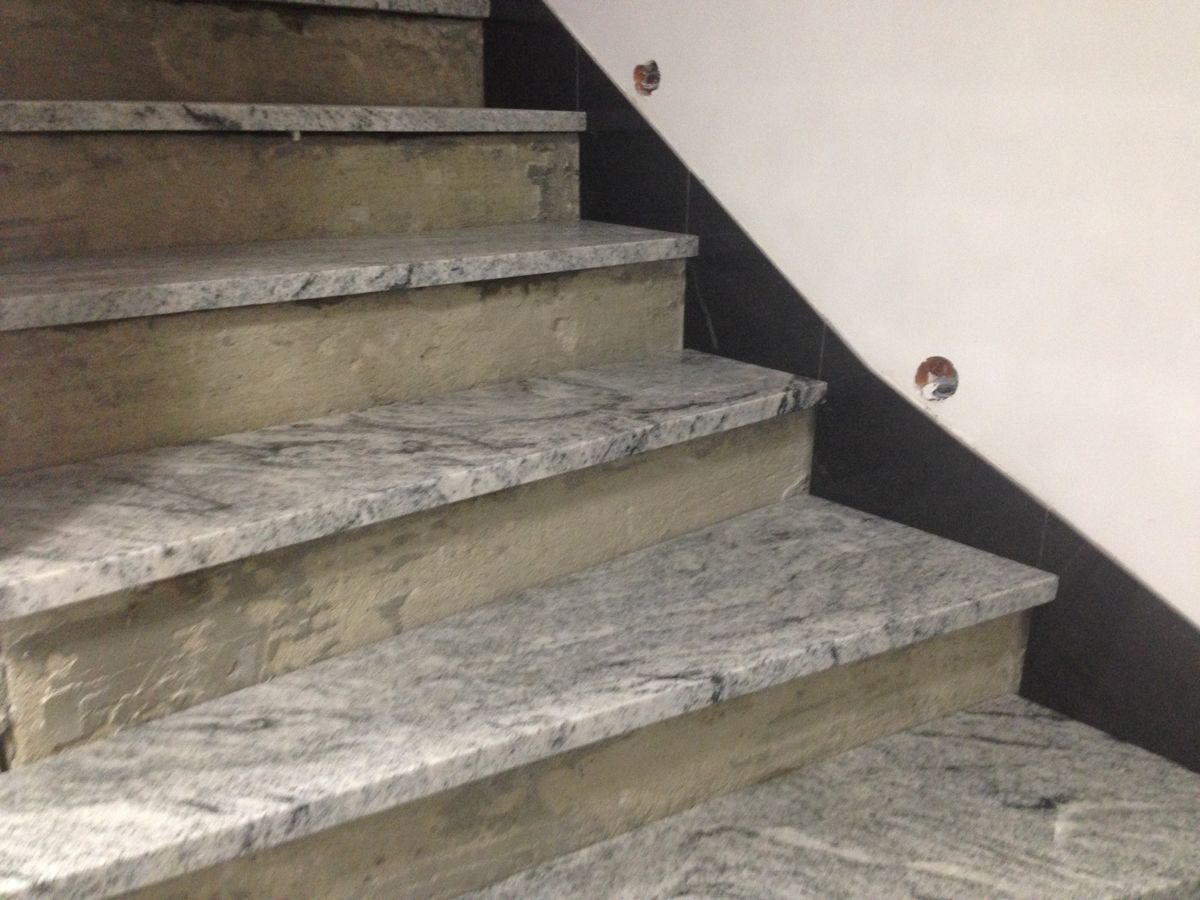 granitowe schody w budynku